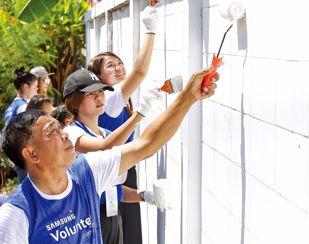 삼성전자 태국법인 임직원들이 10월5일 태국 남부지역에 있는 초등학교에서 학교 담장에 페인트칠을 하고 있다.  
 