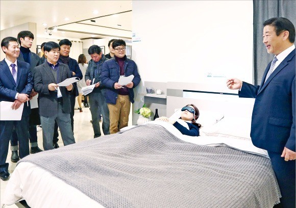 김경수 에몬스가구 회장(맨 오른쪽)이 대리점주를 상대로 수면 패턴을 실시간으로 분석해 알려주는 ‘스마트 침대’에 대해 설명하고 있다. 에몬스가구 제공 
