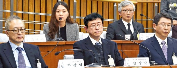 신보라 전 청와대 의무실 간호장교(뒷줄 왼쪽)가 14일 국회에서 열린 ‘최순실 3차 청문회’에서 의원 질문에 답하고 있다. 앞줄 왼쪽부터 차광렬 차병원그룹 총괄회장, 김상만 전 대통령 자문의(전 녹십자아이메드 원장), 김석균 전 해양경찰청장. 뒷줄 오른쪽은 정기양 연세대 피부과 교수(전 대통령 자문의). 김범준 기자 bjk07@hankyung.com