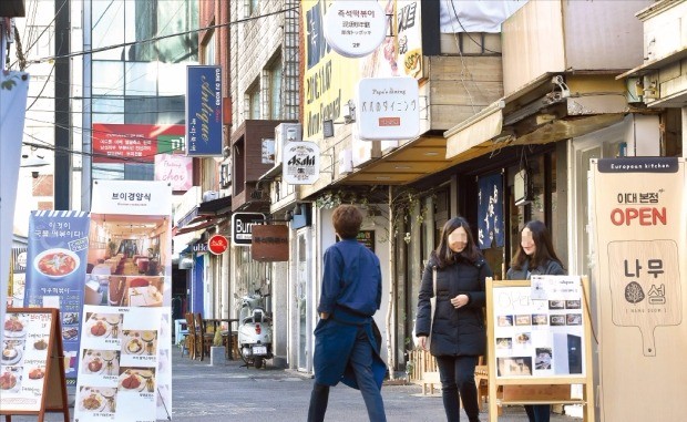 서울 강북의 대표 상권 중 하나였던 이화여대 상권이 10년여 만에 부활 조짐을 보이고 있다. 스타트업과 청년 창업 지원을 위한 특색 있는 건물들이 들어서기 시작한 이대 정문 부근 모습. 김영우 기자 youngwoo@hankyung.com