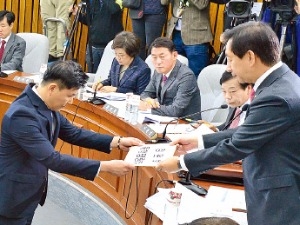 '한국식 청문회' 이대로 괜찮은가…의원들은 마음에 안들면 '호통', 증인들은 수사받는 '죄인'처럼