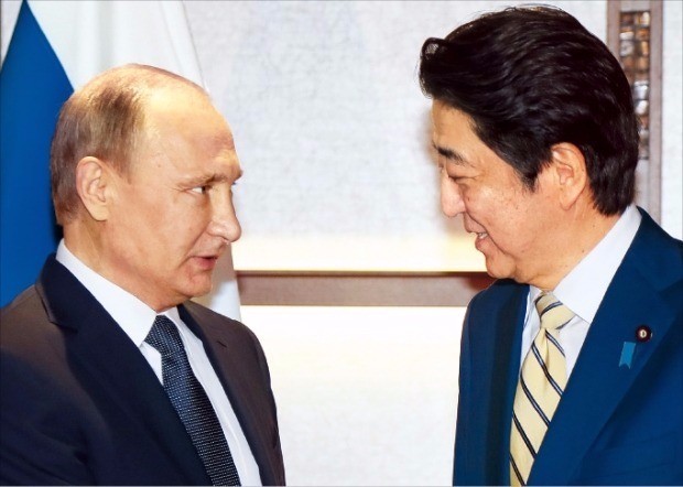 블라디미르 푸틴 러시아 대통령(왼쪽)과 아베 신조 일본 총리가 15일 정상회담을 위해 일본 야마구치현 나가토시 온천료칸에서 만나 인사하고 있다. 나가토시TASS연합뉴스