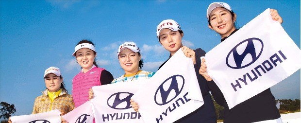 2017 KLPGA 시즌 개막전인 현대차중국여자오픈에 출전한 장하나(가운데), 김효주(오른쪽 두 번째), 배선우(오른쪽 첫 번째), 펑시민(왼쪽 두 번째) 등 한국과 중국 선수들이 대회 개막에 앞서 기념촬영을 하며 선전을 다짐하고 있다. KLPGA 제공