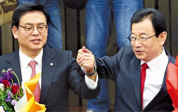 16일 새누리당 원내대표로 당선된 정우택 의원(왼쪽)이 정책위원회 의장을 맡은 이현재 의원과 손잡은 채 환하게 웃고 있다. 신경훈 기자 khshin@hankyung.com