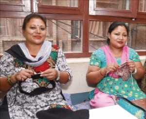 네팔 생산자 단체인 KTS의 여성 생산자들이 손뜨개로 소품을 만들고 있다. 