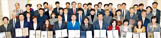 으뜸중기제품상 ‘영광의 얼굴들’  ‘올해의 으뜸중기제품상’ 시상식이 19일 서울 중구 밀레니엄힐튼호텔에서 열렸다. 김필호 리만 대표(맨 앞줄 왼쪽 다섯 번째부터), 박광일 피엘케이테크놀로지 대표, 신영진 패셔노믹스 대표, 유병기 아이젠 대표, 황순화 레딕스 대표 등이 올해의 으뜸중기제품상을 받았다. 이날 행사에는 주영섭 중소기업청장, 권선주 기업은행장, 임채운 중소기업진흥공단 이사장, 송재희 중소기업중앙회 상근부회장, 김문겸 중소기업옴부즈만, 김기웅 한국경제신문 사장 등이 참석했다. 강은구 기자 egkang@hankyung.com