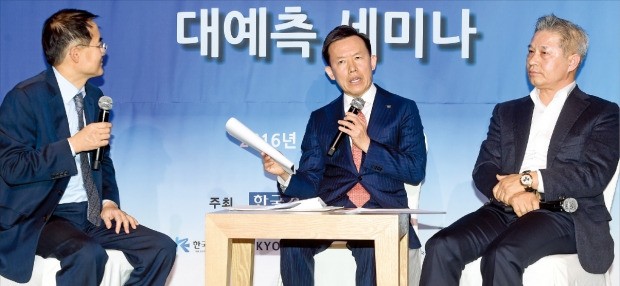 한국경제신문사가 20일 서울 여의도 전국경제인연합회관에서 연 ‘2017 대내외 경기·금융시장 대예측 세미나’에서 최현만 미래에셋대우 수석부회장(가운데)과 강방천 에셋플러스자산운용 회장(오른쪽)이 대담하고 있다. 왼쪽은 한상춘 한국경제신문 객원논설위원. 허문찬 기자 sweat@hankyung.com