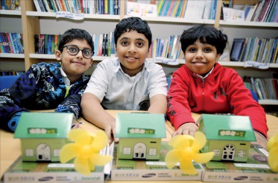 삼성엔지니어링의 ‘찾아가는 환경교실’에 참가한 아랍에미리트 알이티하드 학교 학생들이 태양광 하우스를 만들고 있다. 