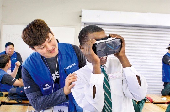 삼성전자 임직원 해외봉사단이 지난 8월 남아프리카공화국을 방문, 현지 학생들에게 정보기술(IT) 교육을 했다. 