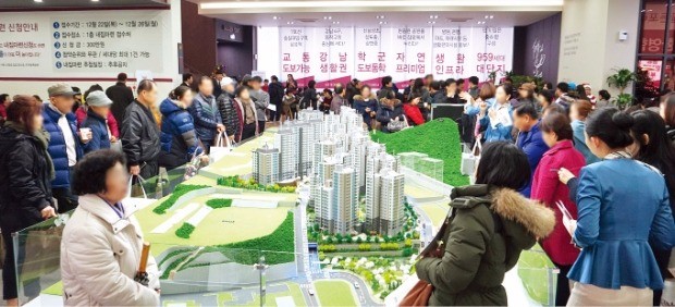 서울 동작구 사당2구역을 재건축하는 ‘사당 롯데캐슬 골든포레’ 모델하우스에서 예비청약자들이 단지 모형을 둘러보고 있다. 롯데건설 제공 