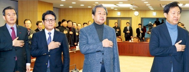 비박(비박근혜)계 중심의 ‘개혁보수신당’ 지도부가 25일 국회에서 열린 새누리당 원외 당원협의회 위원장들과의 간담회에 앞서 국기에 대한 경례를 하고 있다. 앞줄 왼쪽부터 홍문표 의원, 정병국 창당준비위원장, 김무성 전 새누리당 대표, 오세훈 전 서울시장. 연합뉴스 