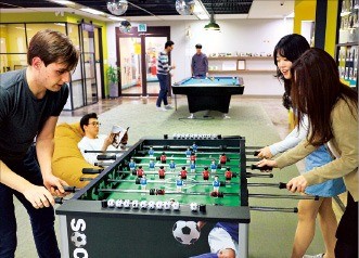 하이퍼커넥트의 여가 공간 ‘하이퍼스페이스’에서 직원들이 축구 게임을 하고 있다. 하이퍼커넥트 제공