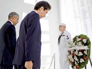하와이 진주만의 애리조나기념관을 방문해 헌화하는 아베 신조 일본 총리. 
