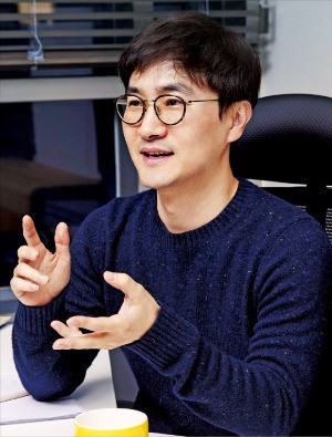 이상혁 옐로모바일 대표가 자사의 사업 구조를 설명하고 있다. 옐로모바일은 쇼핑 미디어 광고 여행 O2O(온·오프라인 연계) 등 5개 분야 91개 기업을 모아 창업 3년 만에 매출 4000억원을 넘어섰다. 옐로모바일 제공