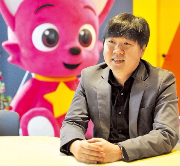 김민석 스마트스터디 대표가 내년 핑크퐁 만화영화 출시 계획을 설명하고 있다. 이승우 기자 leeswoo@hankyung.com