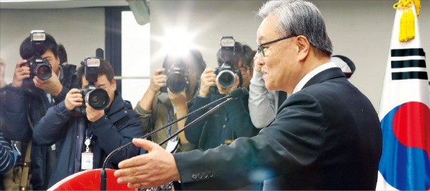 인명진 새누리당 비상대책위원장이 30일 서울 여의도 당사에서 기자간담회를 하고 있다. 연합뉴스