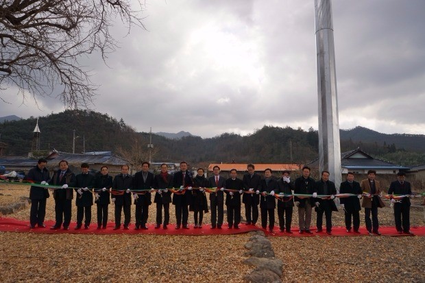 지난 15일 전남 강진군 병영면에서 열린 피뢰설비 준공식에 앞서 참석내빈들이 기념촬영을 하고 있다.