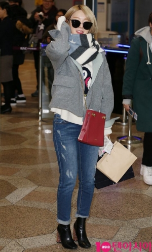 [TEN PHOTO]AOA 초아 &#39;흰티 청바지 남심저격룩의 정석&#39;(공항패션)