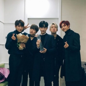 B1A4 진영, &#39;뮤직뱅크&#39; 1위 인증샷 &#34;더 열심히 할게요&#34;