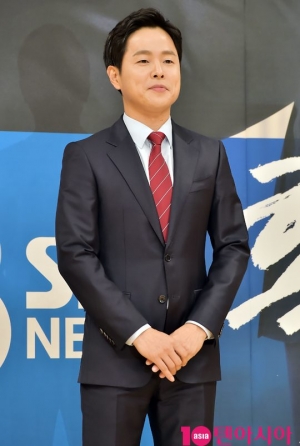 [TEN PHOTO]김현우 아나운서 &#39;포토타임은 떨려요&#39;