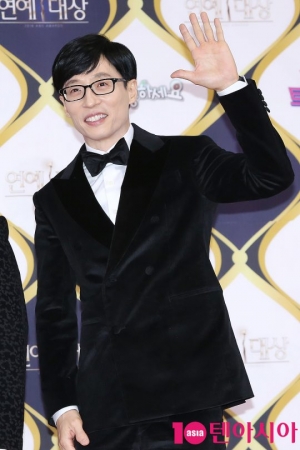 [TEN PHOTO] 유재석 &#39;여유 넘치는 손인사&#39;