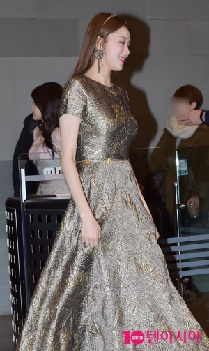 [TEN PHOTO]이성경 &#39;화려한 금빛 드레스&#39;(MBC 연예대상)
