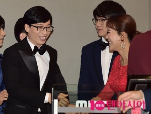 [TEN PHOTO]유재석 &#39;백지영 예비엄마와 반가운 미소&#39;(MBC 연예대상)