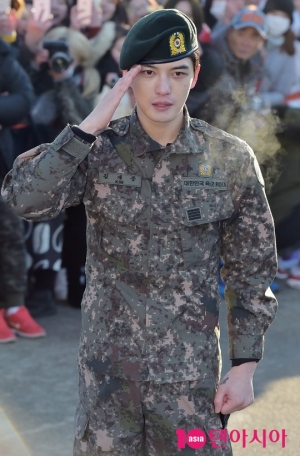 [TEN PHOTO]JYJ 김재중 &#34;전역을 명 받았습니다&#34;