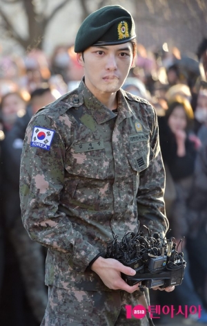 [TEN PHOTO]JYJ 김재중 &#39;태극기 부착된 군복 오늘이 마지막&#39;