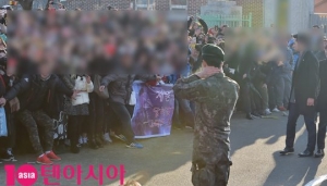 [TEN PHOTO]JYJ 김재중 전역 마중나온 팬들보고 감동