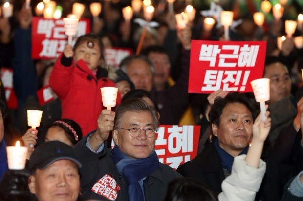 더불어민주당 문재인 전 대표(가운데)가 3일 오후 광주 동구 금남로에서 열린 박근혜 대통령 퇴진 촉구 6차 주말 촛불집회에 참가해 시민과 구호를 외치고 있다. 연합뉴스