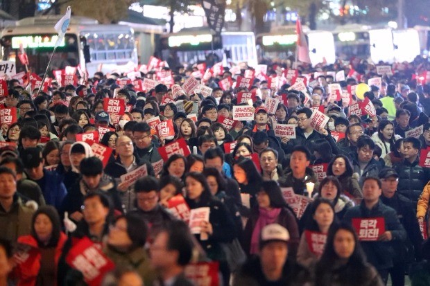 3일 오후 부산 부산진구 서면 중앙대로에서 열린 제5차 시국대회에 참석한 시민들이 박근혜 대통령 퇴진을 요구하며 거리행진을 벌이고 있다. 주최측은 20만명이 모였고 경찰은 2만3천명이 집결했다고 추정했다. 연합뉴스