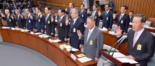 6일 오전 서울 여의도 국회에서 열린 '박근혜 정부의 최순실 등 민간인에 의한 국정농단 의혹 사건 진상규명을 위한 국정조사특별위원회' 1차 청문회에 출석한 기업 총수들이 증인 선서를 하고 있다. 연합뉴스