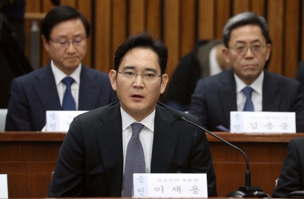 이재용 삼성전자 부회장이 6일 오전 국회에서 열린 '박근혜 정부의 최순실 등 민간인에 의한 국정농단 의혹 사건 진상 규명을 위한 국정조사 특별위원회'에 증인으로 출석해 의원질의에 답변하고 있다. 왼쪽 부터 김신 삼성물산 사장, 이재용 부회장, 김종중 삼성전자미래전략실 사장.연합뉴스