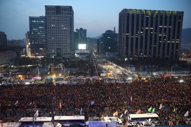 성탄 전야 축제 분위기 촛불집회…보수단체도 대규모 맞불집회