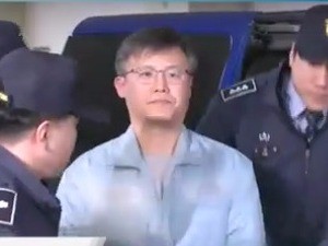 구속 수감된 정호성 전 청와대 비서관이 25일 오후 조사를 받기 위해 박영수 특검사무실에 도착하고 있다. /YTN 캡쳐