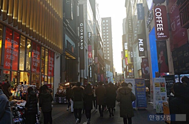 13일 서울 명동의 거리를 관광객들이 이동하고 있다.(사진=오정민 한경닷컴 기자) 