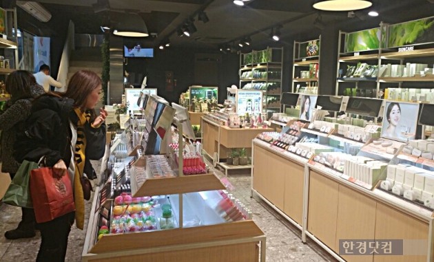 서울 명동의 한 화장품 가게 안에서 관광객들이 제품을 고르고 있다.(사진=오정민 한경닷컴 기자)