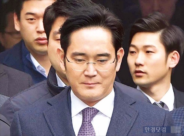 이재용 삼성전자 부회장이 18일 영장실질심사를 받은 뒤 서울중앙지방법원을 나서고 있다. / 한경 DB