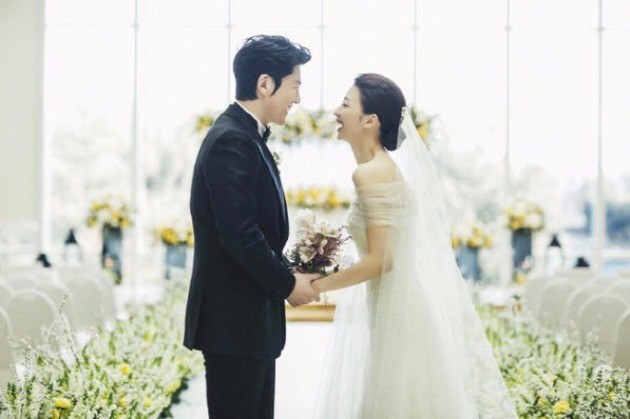 류수영·박하선 결혼식 사진 공개 '웃는 모습이 닮았네'