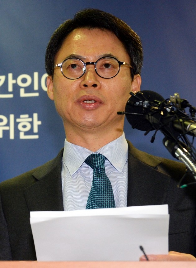 박근혜 대통령 '비선실세 국정농단' 의혹을 수사하고 있는 박영수 특별검사팀이 출석 요구에 계속 불응하고 있는 최순실 씨를 오는 26일께 강제 소환하는 방안을 검토하고 있다. 사진은 특검의 이규철 특검보(대변인). 한경DB. 