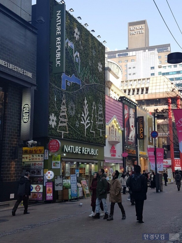 <사진: 25일 오후 서울 명동 거리. 춘절 연휴를 앞두고 있지만 중국이 관광객은 예년에 비해 눈에 띄게 줄었다.>