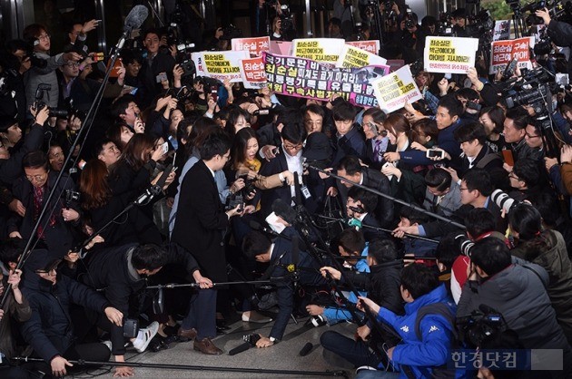 '비선 실세'로 지목된 최순실씨가 지난 10월 31일 오후 서울중앙지검에 출두하기에 앞서 기자들의 질문에 답하고 있다. /사진=최혁 기자
