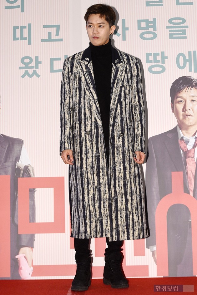 [HEI포토] 강균성, '발목까지 오는 롱~코트 입고'