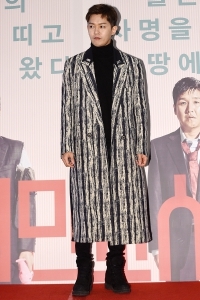 [HEI포토] 강균성, '발목까지 오는 롱~코트 입고'