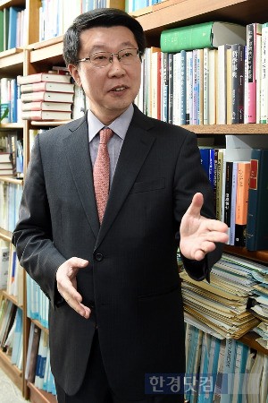 이인호 교수는 "국회의 탄핵소추 의결 절차가 너무 부실했다. '시스템'에 문제가 있다"고 지적했다. / 변성현 기자