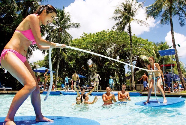 괌PIC에서 물놀이를 즐기는 여행객들. 