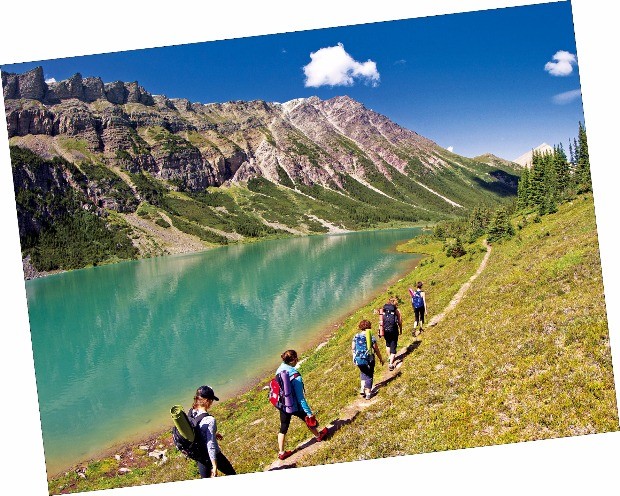 캐나다 밴프국립공원을 도보로 여행하는 사람들
