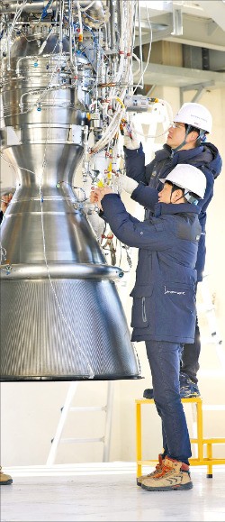 한국항공우주연구원 소속 연구원들이 병신년(丙申年) 한 해가 저무는 지난달 30일 전남 고흥 나로우주센터 액체엔진 실험동에서 한국형발사체 핵심인 75t 액체엔진 두 번째 지상 실험모델을 살펴보고 있다. 한국항공우주연구원 제공