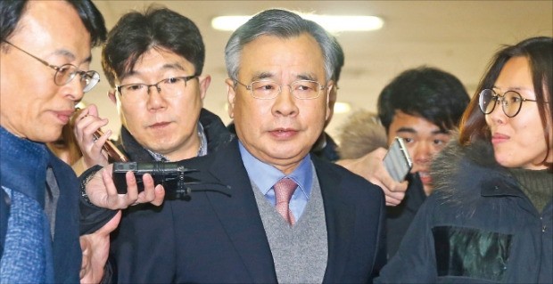 ‘최순실 국정농단’과 박근혜 대통령 관련 의혹을 수사하는 박영수 특별검사가 1일 오후 서울 강남구 대치동 특검 사무실로 출근하고 있다. 연합뉴스